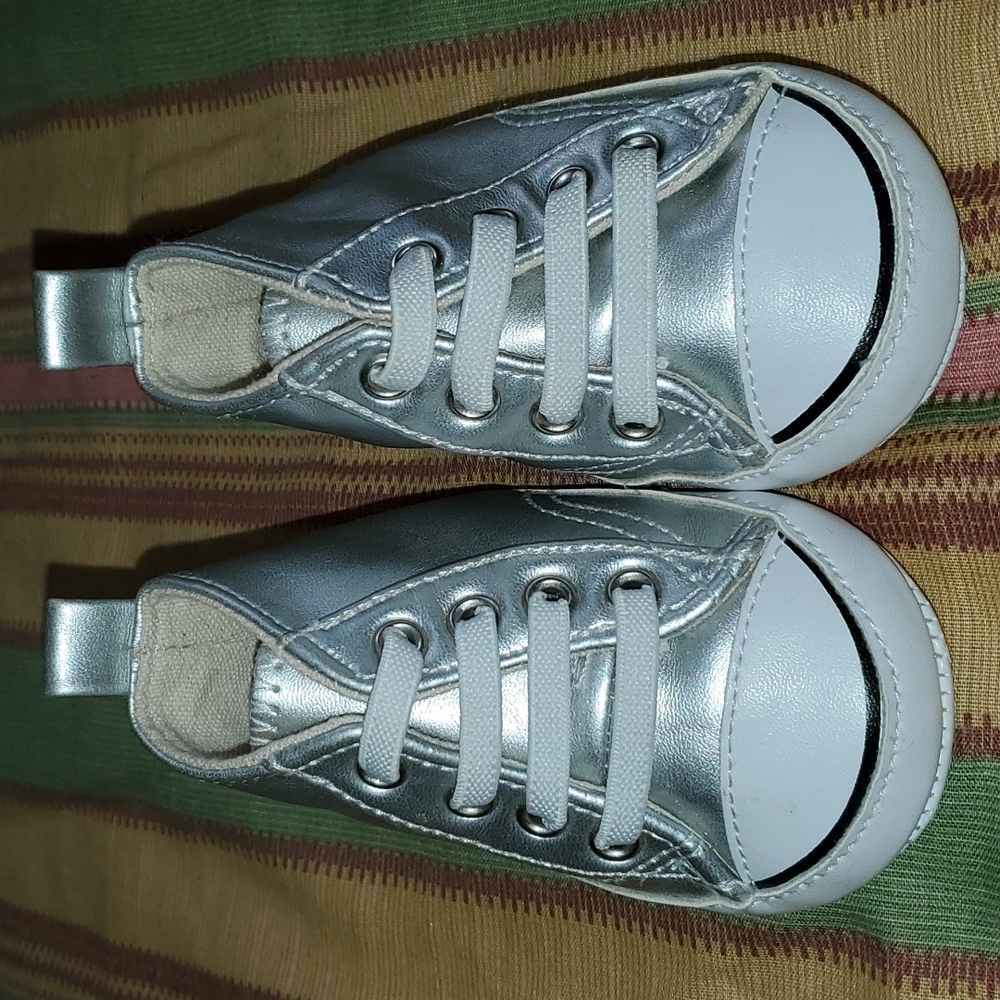 AIRWALKS BABY BOOTIE SILVER SNEAKERS. SZ 2W. 6-9Mo.